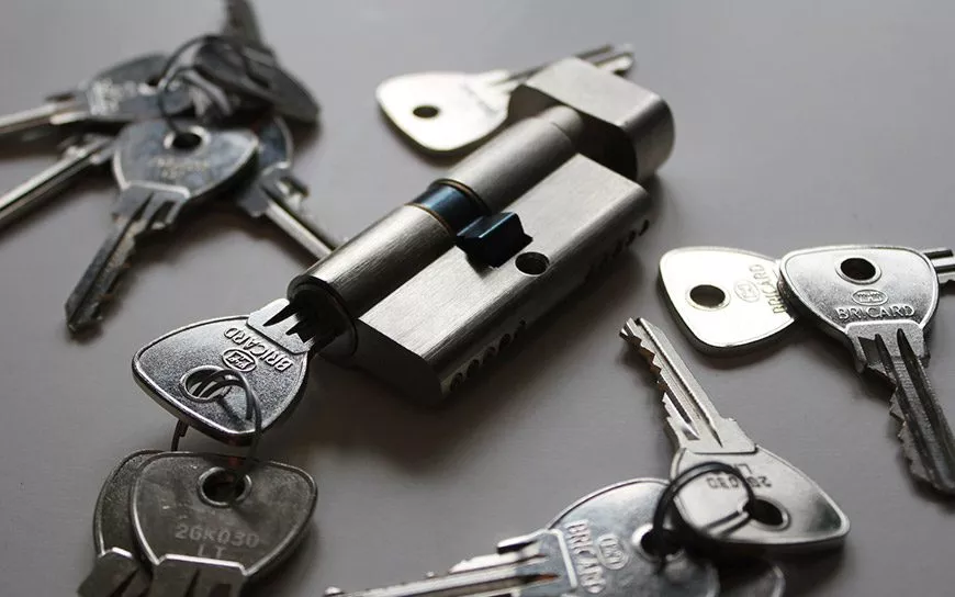 מכירת מנועלים