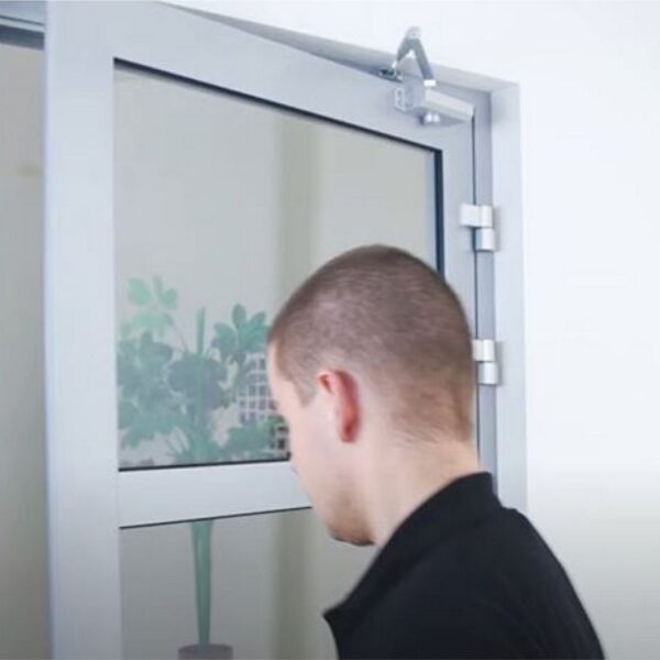 מחזיר דלת הידראולי תוצרת ASSA ABLOY דגם DC110