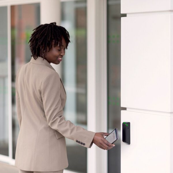 קורא קיר עם ממסרים Aperio DR100